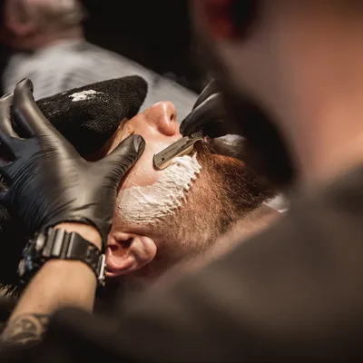 Golenie brzytwą w salonie Barber Brothers