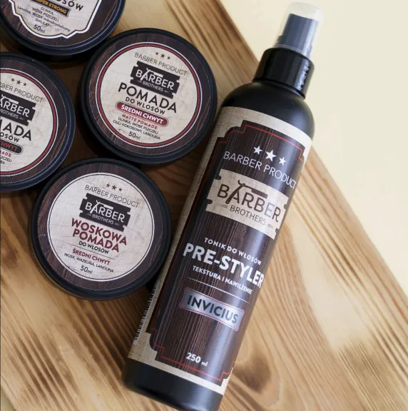 Tonik do włosów Pre Styler Barber Brothers obok pomad